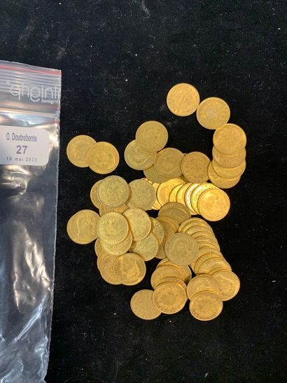 null Soixante-six pièces d'or de cinq francs Napoléon III (petits modules).

(usures)....