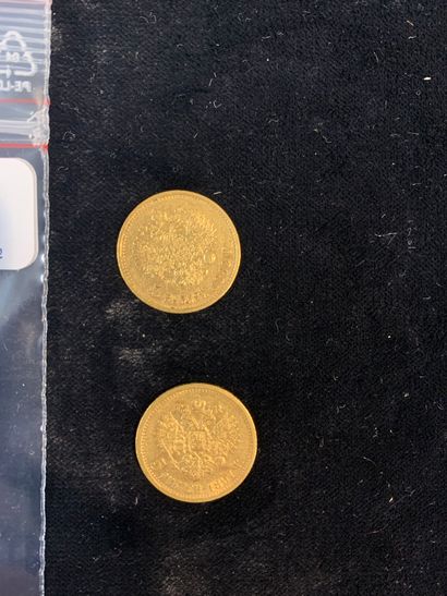 null Deux pièces d'or de cinq roubles (1897 et 1898). 

(usures). 

Poids: 8.55 ...