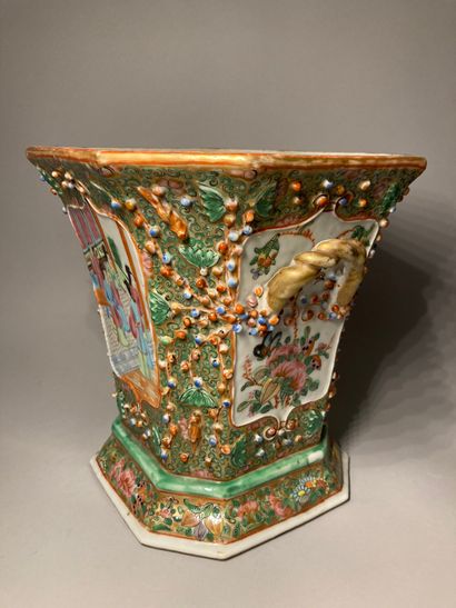 CHINE, Canton - XXe siècle Cache-pot hexagonal en porcelaine émaillée polychrome...