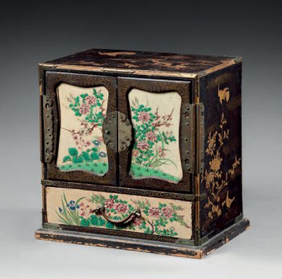JAPON - XIXe siècle Small cabinet with two doors and seven drawers, the fronts decorated...