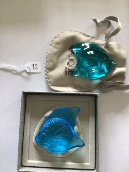 LALIQUE (Maison) Deux poissons en verre moulé-pressé, vert bleuté et bleu, présentés...