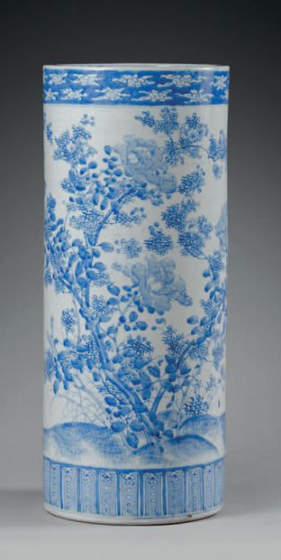 JAPON - XXe siècle Grand porte-parapluie en porcelaine à décor en bleu sous couverte...