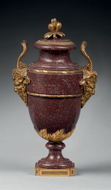 Vase couvert en porphyre d'Egypte de forme...
