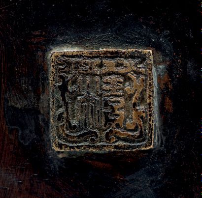 JAPON - Epoque MEIJI (1868 - 1912) Kannon in bronze and cloisonné enamels, depicted...