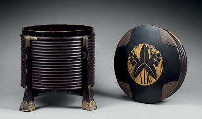 JAPON - XIXe siècle Hakko (boite à pique-nique) en laque noire à décor en hiramaki-e...