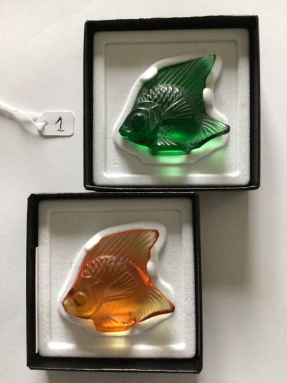 LALIQUE (Maison) Deux poissons en verre moulé-pressé, vert et orange, présentés dans...