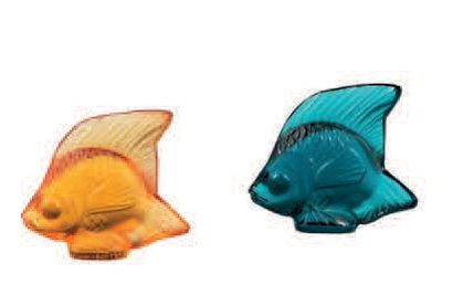 LALIQUE (Maison) Deux poissons en verre moulé-pressé, bleu et ambre, présentés dans...