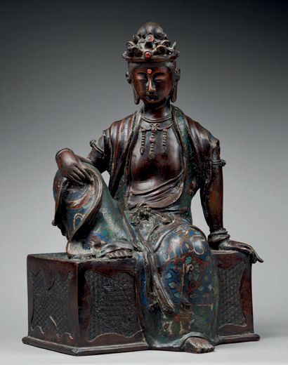 JAPON - Epoque MEIJI (1868 - 1912) Kannon en bronze et émaux cloisonnés, figuré assis...