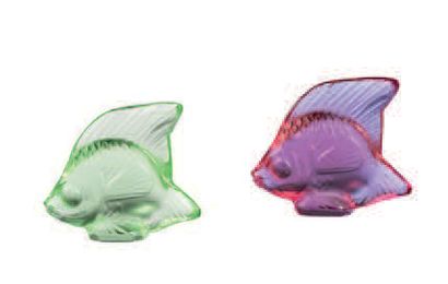 LALIQUE (Maison) Deux poissons en verre moulé-pressé, violine et vert absinthe, présentés...