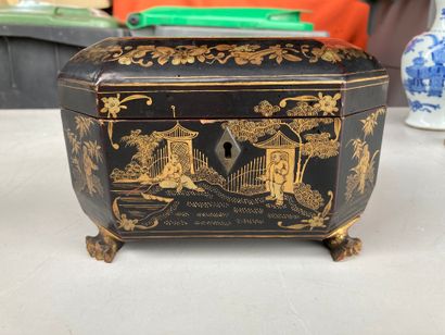 CHINE, Canton - Vers 1900 Boite à thé en laque noir et or, à décor de personnages...
