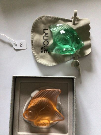 LALIQUE (Maison) Deux poissons en verre moulé-pressé, vert et orange, présentés dans...