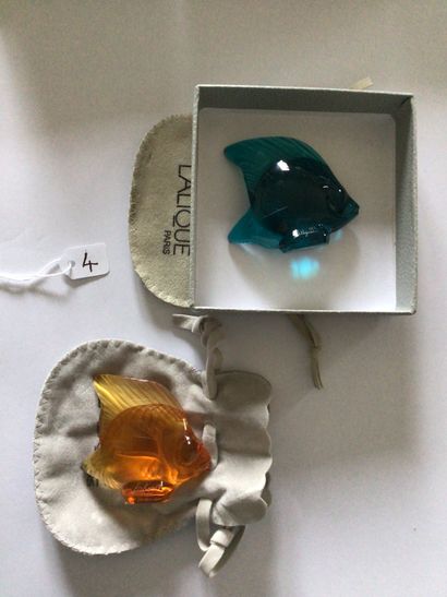 LALIQUE (Maison) Deux poissons en verre moulé-pressé, bleu et ambre, présentés dans...