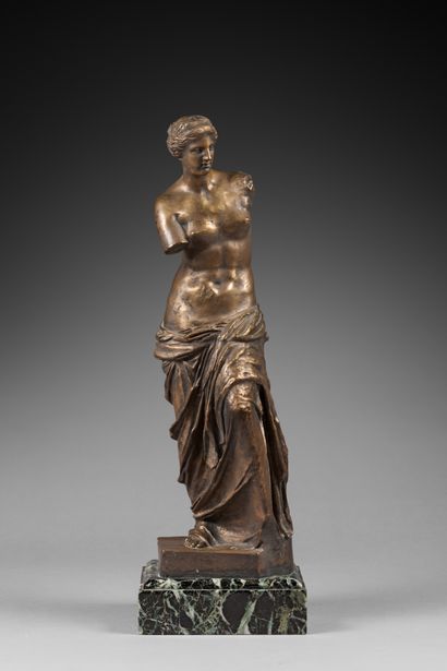Figure de Vénus en bronze, sur une base en...