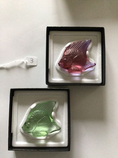 LALIQUE (Maison) Deux poissons en verre moulé-pressé, violine et vert absinthe, présentés...