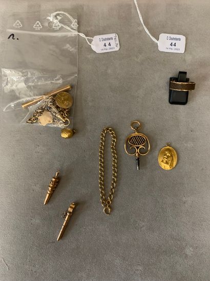 null Lot en or jaune 750 millièmes et métal comprenant : une bague, médaille, clefs...