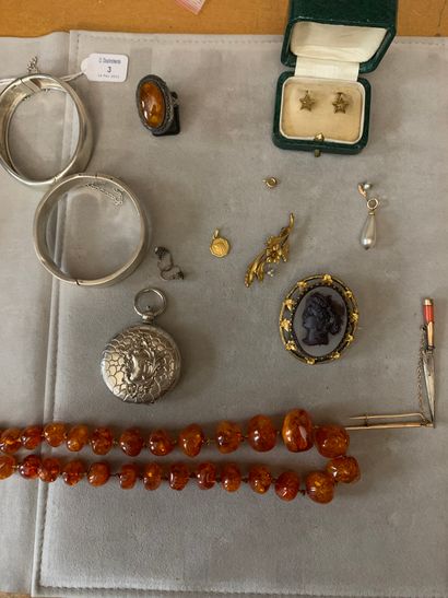 null Lot de bijoux fantaisie comprenant : bracelets, bague, médaille, montre de poche,...