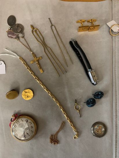 null Lot en métal comprenant : bracelets, montre de poche, bagues, médailles, chaînes,...