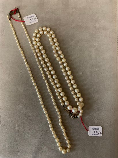 null Deux colliers chacun de quatre-vingt-sept et quatre-vingt-onze perles de culture...