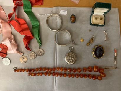 null Lot de bijoux fantaisie comprenant : bracelets, bague, médaille, montre de poche,...