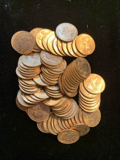 null Lot de quatre vingt dix pièces d'or de vingt francs (coqs).
Poids: 580.78 g...