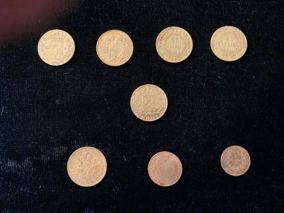 null Lot de huit pièces d'or comprenant:
- Cinq pièces de vingt francs (Louis XVIII,...