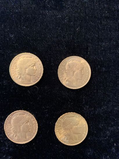null Lot de cinq pièces d'or comprenant : 
- Une pièce d'or de 20 francs Napoléon...