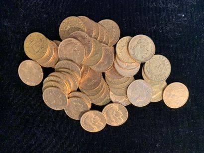 null Lot de cinquante pièces d'or comprenant:
- 28 pièces de 20 francs (coqs)
- 11...