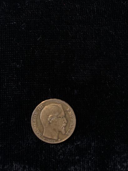 null Lot de cinq pièces d'or comprenant : 
- Une pièce d'or de 20 francs Napoléon...