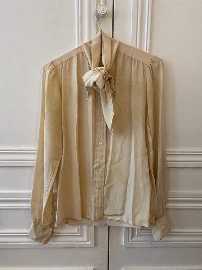 null SAINT-LAURENT Left Bank
Lot of five silk blouses.
Sizes 38, 40 and 42 indicated
(Stains,...