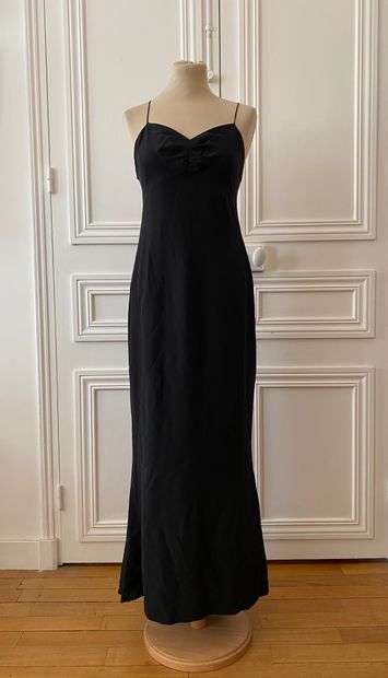 null CHANEL Boutique
Robe longue en soie noire, fines bretelles
T. 38 environ