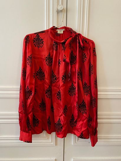 null SAINT-LAURENT Left Bank
Lot of five silk blouses.
Sizes 38 and 42 indicated
(Stains,...