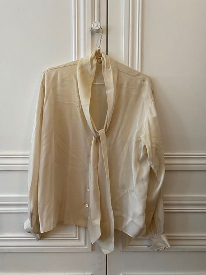null SAINT-LAURENT Left Bank
Lot of four silk blouses and a beige cotton shirt.
(Stains,...