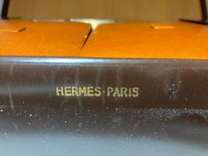 null HERMÈS - Paris
Complete set of toiletries in brown box, number J.V, gilded metal...