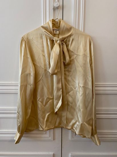 null SAINT-LAURENT Left Bank
Lot of four silk blouses and a beige cotton shirt.
(Stains,...