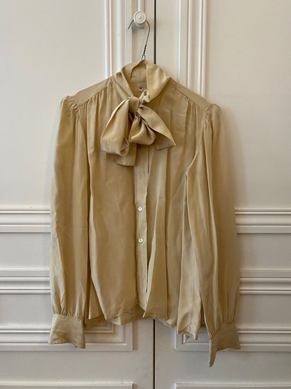 null SAINT-LAURENT Left Bank
Lot of five silk blouses.
Sizes 38, 40 and 42 indicated
(Stains,...