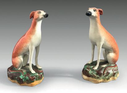 Angleterre Pair of greyhounds in fine earthenware with polychrome decoration, sitting...