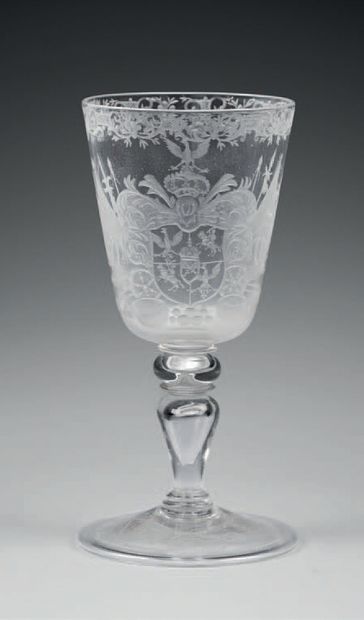 null Large engraved glass with heraldic decoration and foliage scrolls.
19th century.
H...