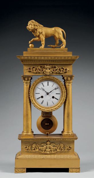 null Gilt bronze portico clock with four columns surmounted by a Medici lion, resting...