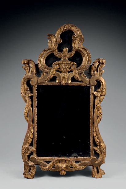 null Gilded wood mirror with openwork decoration of foliage scrolls and vase; (accidents...
