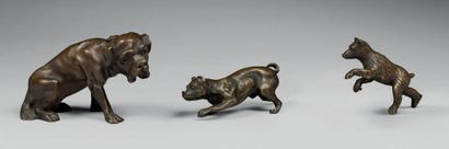 null Trois figures en bronze patiné représentant deux chiens et un ours ; (accident...