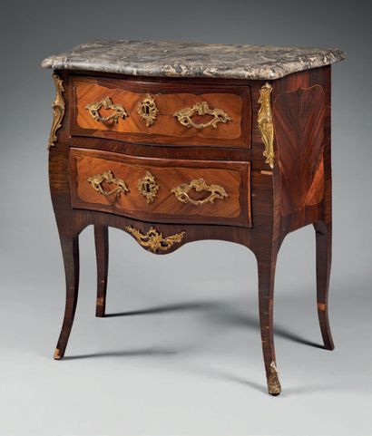 null Chest of drawers in violet and rosewood, with a curved front and sides, opening...