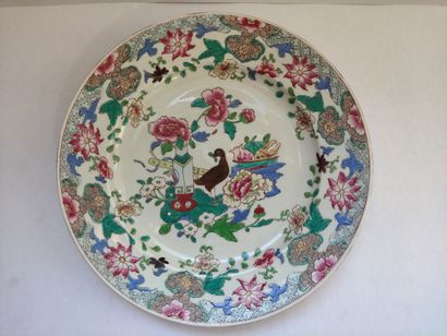 Chine et Samson Two porcelain plates with polychrome decoration in famille rose enamels...