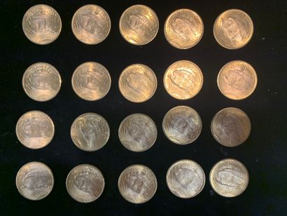 null Vingt pièces d’or de 20 dollars (1923 ; 19x1925).
Poids : 666,8 gr. 
(Usure...