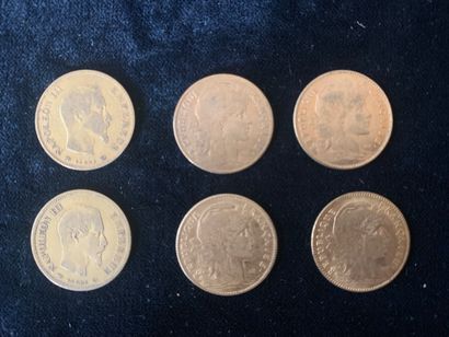 null Six pièces d'or de 10 francs (4 coq, 2 barbiche).
Poids: 19,24 gr.
(Usures)