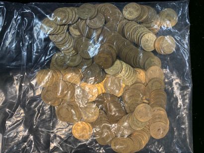 null Trois cent cinquante et une pièces d'or de 10 francs.
Poids: 1 124,68 gr
(U...