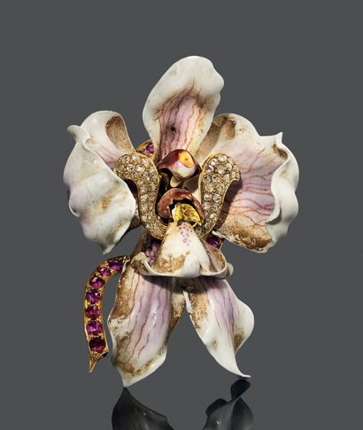 TIFFANY & Cie New York, signée. 750 thousandth yellow gold brooch featuring an orchid,...