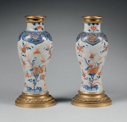  Paire de vases en porcelaine Imari à monture de bronze doré à décor de perles et... Gazette Drouot