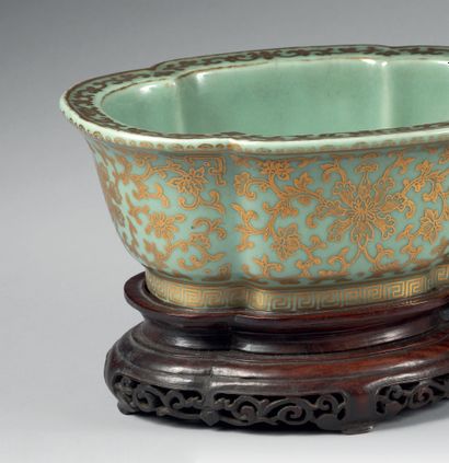 CHINE - Epoque DAOGUANG (1821 - 1850) A pair of poly-lobed celadon-enameled porcelain...