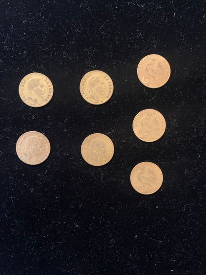 null Sept pièces d'or de dix francs (trois coqs, trois laurées, une barbiche).
Poids...