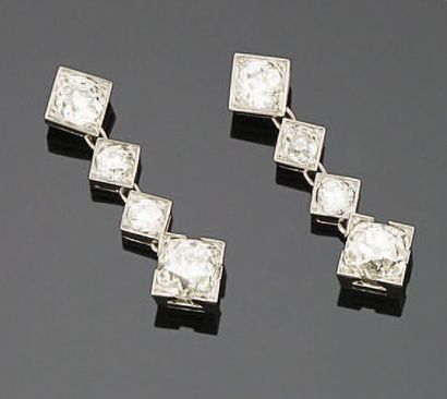 null Paire de pendants d'oreilles ornées chacun de quatre diamants demi-taille et...